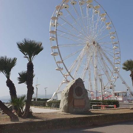 T2 climatisé à 5 minutes à pied de la plage avec parking, piscine et wifi Fréjus Exterior foto