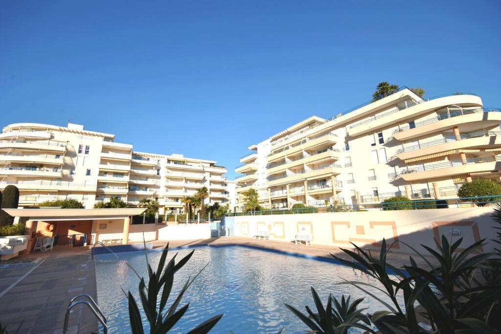 T2 climatisé à 5 minutes à pied de la plage avec parking, piscine et wifi Fréjus Exterior foto